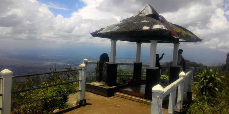 Gardu pandang di Puncak Suroloyo di Pegunungan Menoreh, Kulon Progo, ini jadi tempat wisatawan menyaksikan pemandangan 4 penjuru Yogyakarta. 