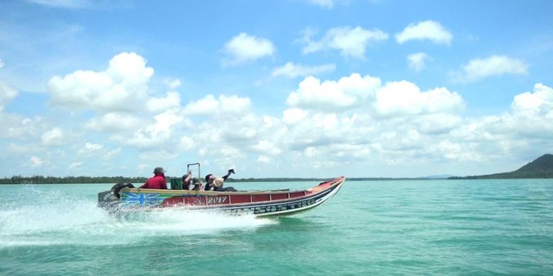 Perahu bermotor dengan kecepatan tinggi menjadi sarana menuju Pulau Kelapan di Kabupaten Bangka Selatan, Kepulauan Bangka Belitung, Sabtu (14/4/2018).