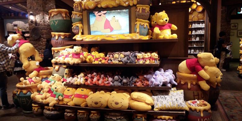 Boneka Winnie The Pooh yang merupakan salah satu tokoh Disney bisa dijumpai di sejumlah toko suvenir yang tersedia di area Tokyo Disneyland.