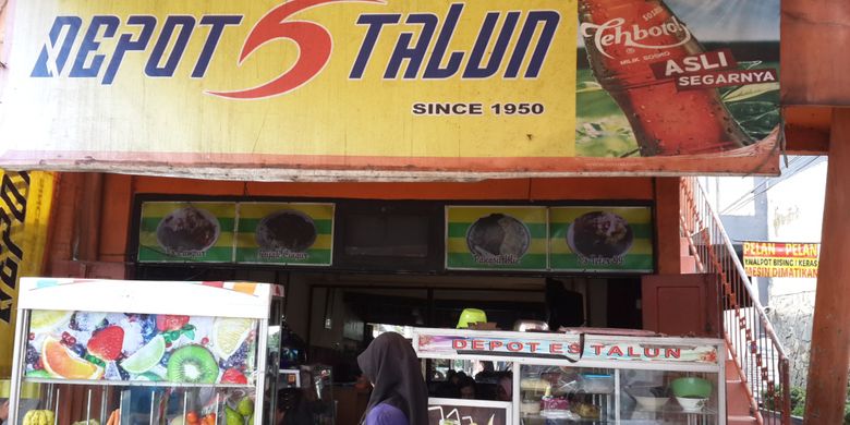 Suasana di Depot Es Taloen, Kota Malang, Jawa Timur, Minggu (29/4/2018). Depot itu melegenda sejak Tahun 1950 dengan menu esnya.