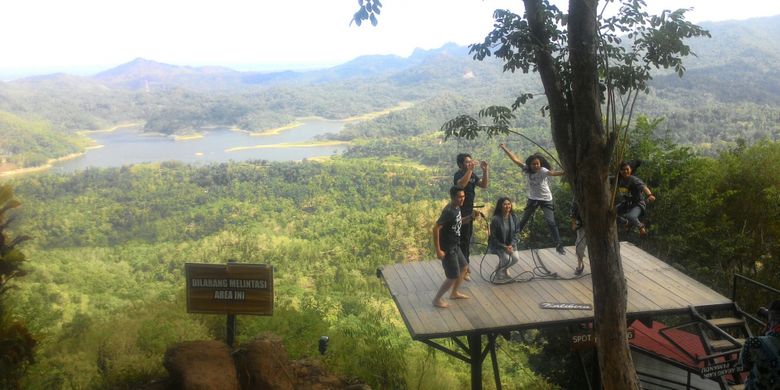 Kalibiru mengandalkan panorama sebuah danau yang terbangun dari Waduk Sermo. Waduk dikelilingi hampar pohon hijau, termasuk nyiur yang cukup dominan. 