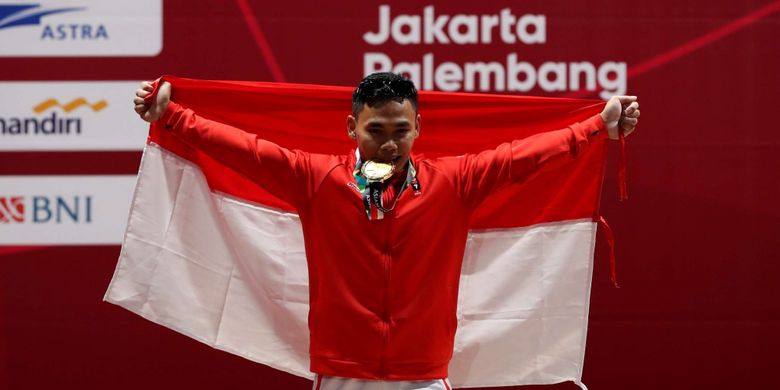 Atlet Angakt Besi Putra Indonesia, Eko Yuli Irawan berselebrasi setelah berhasil meraih medali emas di kelas 62 kilogram pada Asian Games 2018 di JI Expo Kemayoran, Jakarta, Selasa (21/8/2018). Ia menyumbang medali emas untuk Indonesia dengan melakukan angkatan total 311 kg (snatch 141 dan clean and jerk 170).