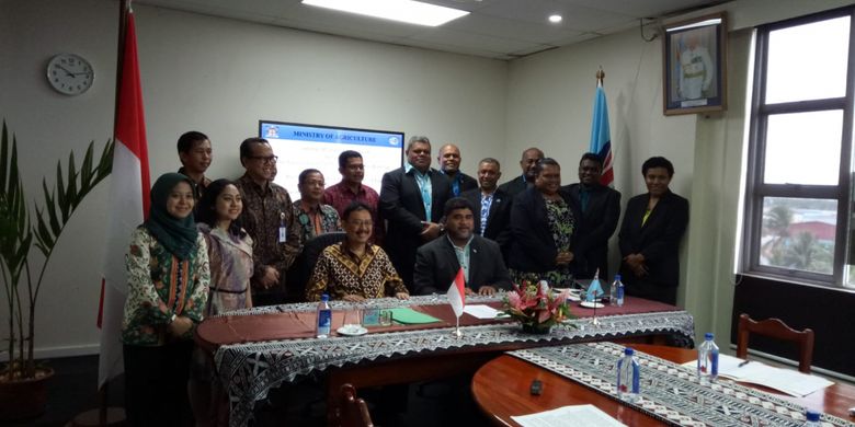 Kementerian Pertanian (Kementan) Indonesia bersama Kementan Fiji berfoto bersama usai menandatangani pembentukan Joint Agricultural Working Group (JAWG) antara Kementan RI dengan Kementan Fiji, di kantor Kementan, Maritim dan Perdesaan, serta Penanganan Bencana Nasional Fiji, Kamis (1/11/2018).