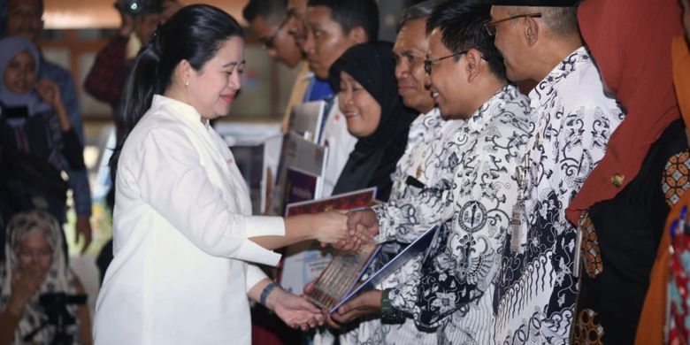 Menko PMK, Puan Maharani saat turun langsung menyampaikan program bantuan sosial yang diberikan oleh pemerintah di Pendapi Agung Kota Surakarta, Surakarta, Jumat (9/11/2018).