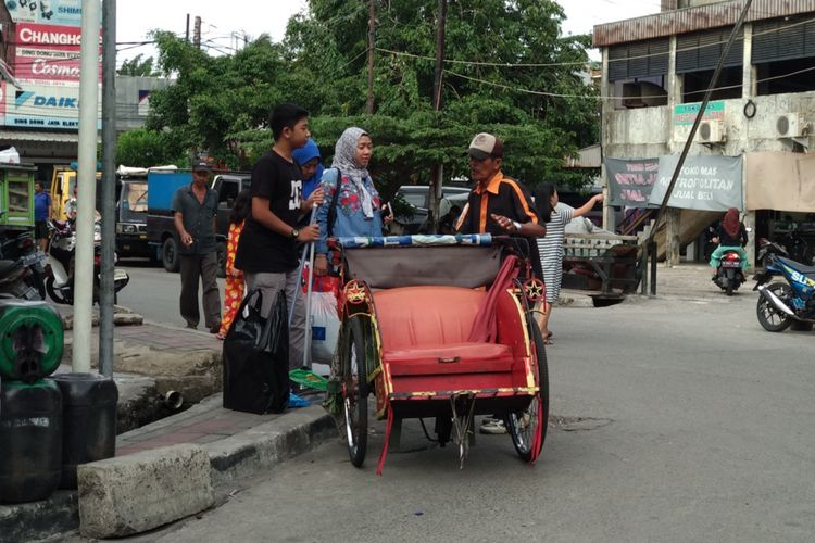 Warga menawar harga sebelum menggunakan becak di kampung Bahari, Tanjung Priok Selasa (12/1/2018). Becak masih menjadi pilihan warga untuk moda transportasi alternatif.