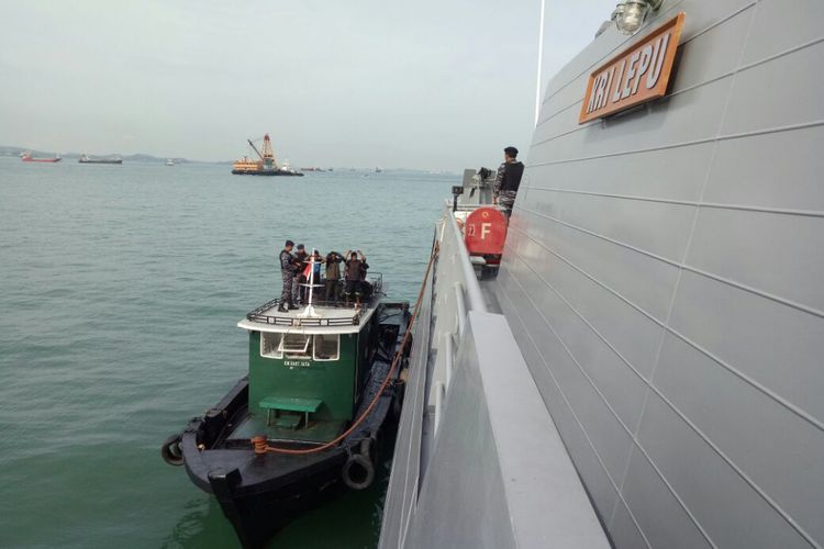 KRI Lepu-861 menangkap sebuah kapal motor yang berlayar tanpa dilengkapi dengan dokumen yang sah di perairan Selat Riau pada Minggu (28/1/2018).