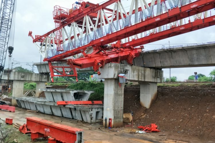 Alat berat proyek double double track (DDT) di Kampung Melayu, Jatinegara, Jakarta Timur, yang ambruk dan menewaskan empat pekerjanya masih berada di lokasi kecelakaan, Minggu (4/2/2018).