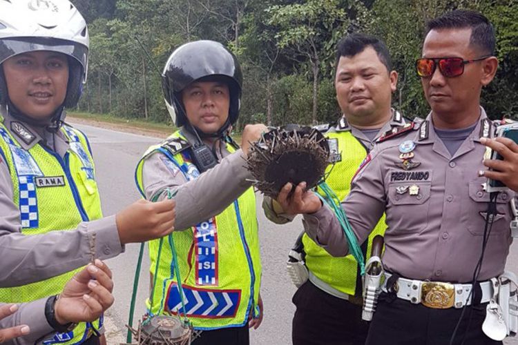 Sejumlah personil Satlantas Polresta Barelang menunjukan sejumlah temua paku yang hasil dari penyisiran di disepanjang jalan Diponegoro atau kawasan hutang Lindung Mata Kucing Sekupang, Batam, Kepulauan Riau.