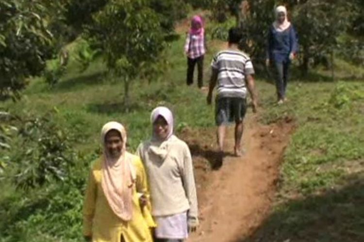 Ini sensasi baru menikmati durian di kecamatan Bulo Polewali mandar sylawesi barat. Wisatawan bisa memetik dan makan durian langsung dari pohonnya atau menikmatinya di gasebo yang disediakan penbgelola.