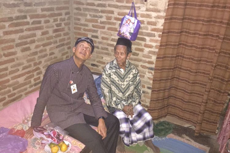 Gubernur Jawa Tengah Ganjar Pranowo mengamati rumah milik Sahlan warga Desa Mayong Lor, Dukuh Bendowangen RT 04 RW 03, Kecamatan Mayong, Jepara, Jawa Tengah, Senin (16/10/2017). Sahlan merupakan salah satu penerima program rehabilitasi rumah tidak layak huni di Jawa Tengah.
