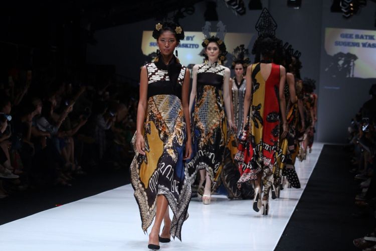 Koleksi bertajuk Aksara dari Gee Batik ditampilkan di Jakarta Fashion Week (22/10/2017).