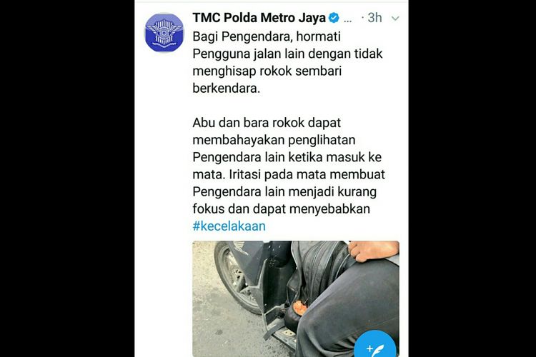Imbauan TMC Polda Metro Jaya yang melarang berkendara sambil merokok. Perilaku ini sebenarnya dilarang karena dapat membahayakan pengendara lainnya.