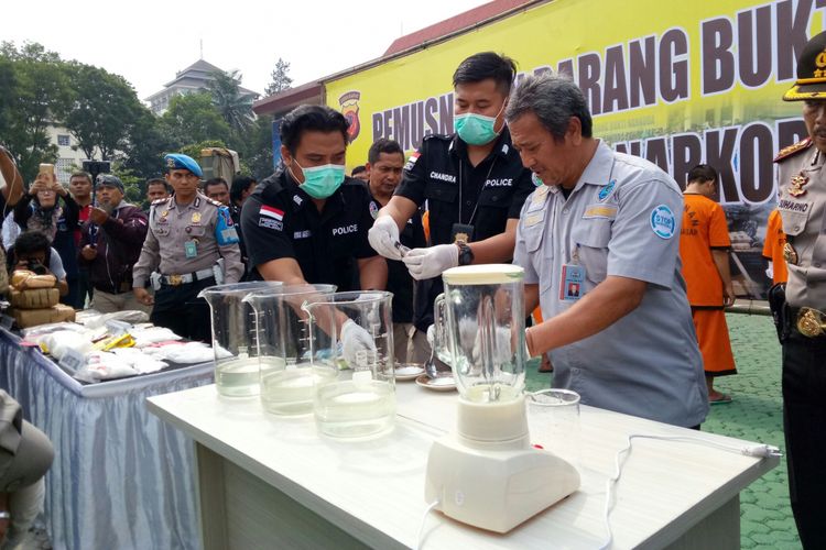 Anggota BNNP Jabar tengah membantu memusnahkan narkoba jenis sabu yang merupakan hasil barang bukti sitaan sepanjang tahun 2017 senilai Rp 11 miliar, di Mapolda Jabar, Jalan Soekarno Hatta, Jumat (29/12/2017). 