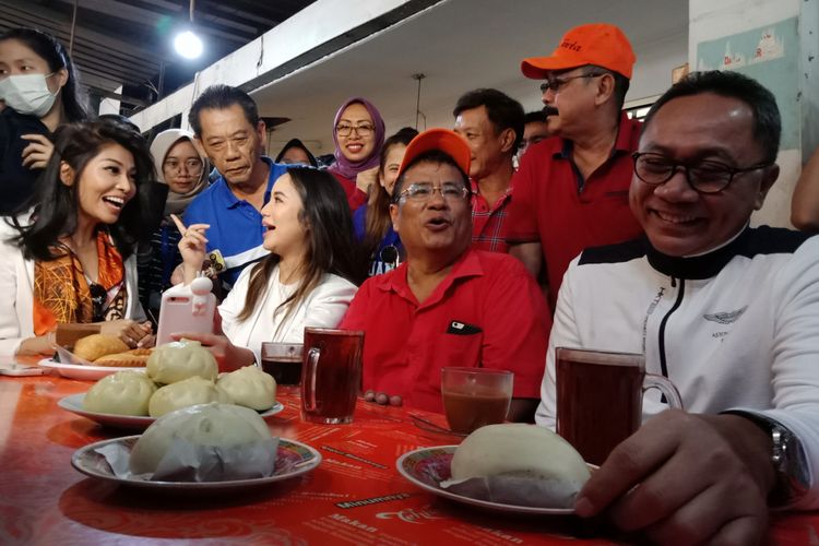 Pengacara Hotman Paris Hutapea (baju oranye) bersama Ketua MPR RI Zulkifli Hasan dan anggota Girls Squad di Kopi Johny, Sabtu (17/2/2018).