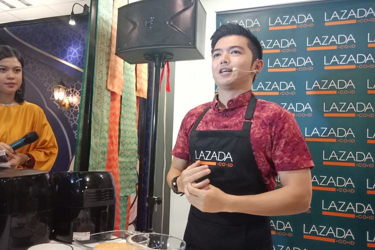 Aktor sekaligus chef Nicky Tirta dalam acara demonstrasi masak di Kantor Lazada Indonesia, Jakarta, Selasa (22/5/2018).