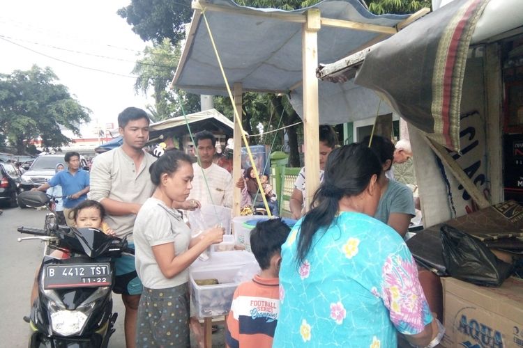 Salah satu tempat berburu takjil di Bekasi, di pertigaan jalan raya tepat di depan Masjid Al-Muhajirin Perumnas 1 Bekasi, Rabu (23/5/2018). 