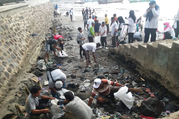 Bersih-bersih sampah di Pantai Satelit Muncar Banyuwangi dalam rangka Hari Laut Se-dunia Jumat (8/6/2018)