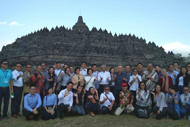 Rombongan Menlu Retno Marsudi dan Menlu Thailand berfoto bersama di Candi Borobudur, Kabupaten Magelang, Jawa Tengah, Jumat (6/7/2018).