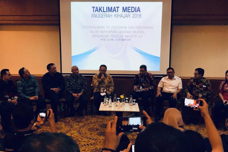 Konferensi Pers Anugrah KiHajar 2018 kepada para pimpinan daerah yang berjasa dalam pemajuan pembelajaran berbasis TIK (Teknik Informasi Komputer)