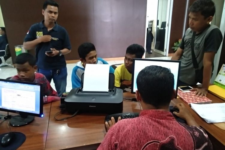 Tiga suporter Sriwijaya FC yang menjadi korban perampokan ketika membuat laporan di Polresta Palembang, Jumat ( 30/11/2018). Akibat aksi perampokan tersebut, mereka harus kehilangan tiga unit handphone.
