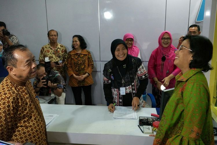 Menteri Keuangan Sri Mulyani saat meninjau pelayanan di KPPN VII Jakarta, Jumat (21/12/2018)