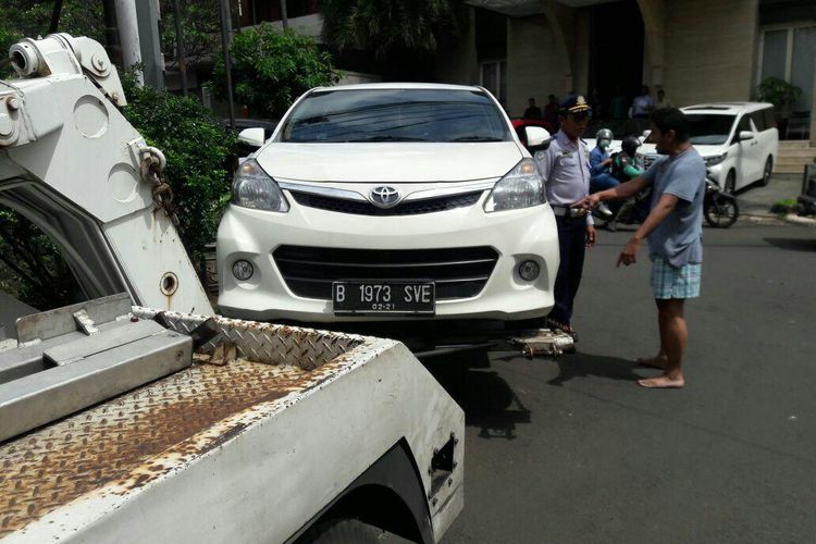 Warga Jalan Widya Chandra VII, Kebayoran Baru, Jakarta Selatan, mengamuk lantaran mobilnya diderek Suku Dinas Perhubungan DKI Jakarta pada Selasa (7/3/2017).