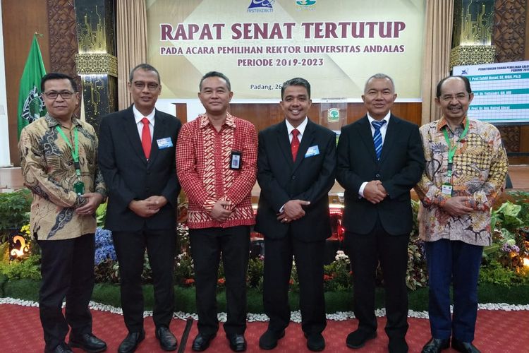 Tiga calon rektor Unand berjas  hitam, Yuliandri, Tafdil dan Hairul foto bersama ketua senat, perwakilan Kemenristek Dikti dan panitia pelaksana