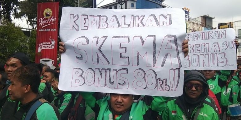 Ribuan pengemudi ojol dan taksi online berumpul untuk melakukan audiensi  di Pendopo Wakil Bupati Banyumas, Purwokerto, Jawa Tengah, Kamis (22/8/2019).