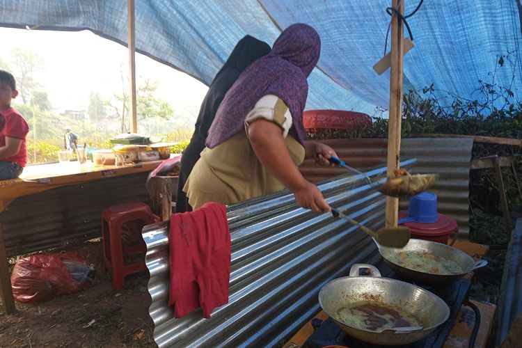 Sejumlah warga menyumbang tenaga untuk memasak jamuan makan (rewang) bagi para tamu undangan pernikahan besok, di bawah tenda lokasi pembongkaran Kampung Naringgul, Desa Tugu Utara, Bogor, Jawa Barat, Rabu (4/9/2019).