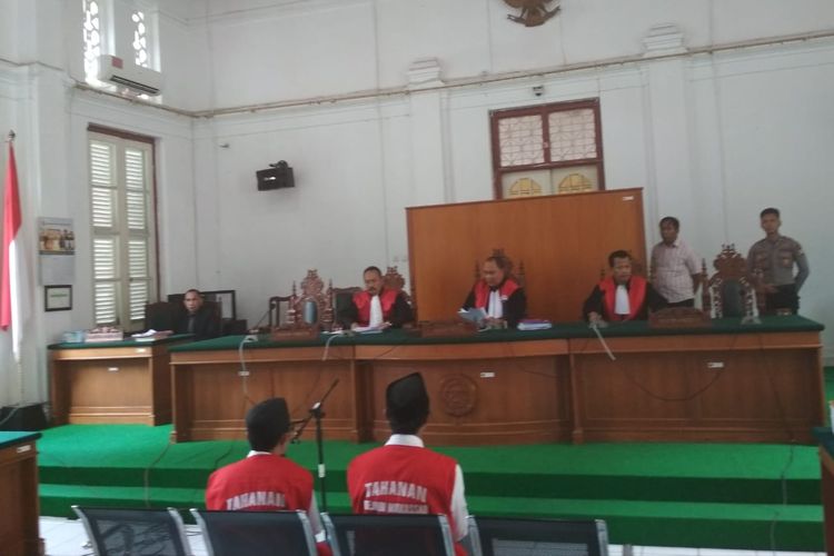 Dua begal sadis pemotong tangan Aco alias Pengkong (kanan) dan Firman alias Emmang (kiri) saat divonis 18 tahun kurungan penjara oleh hakim PN Makassar, Selasa (2/4/2019).