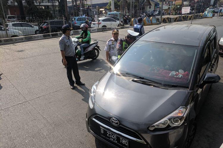 Penindakan pelanggar ganjil genap di Jalan Gunung Sahari, Jakarta Utara, Senin (9/8/2019).
