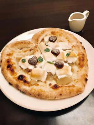 Melt-Your-Heart Chikugo Pear dan Marshmallow Dolce Pizza