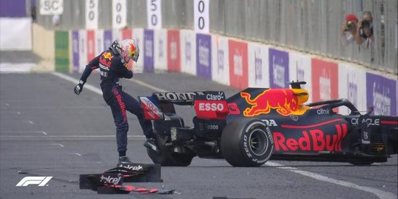 Max Verstappen menendang mobilnya setelah mengalami insiden pecah ban dalam GP Azerbaijan di Sirkuit Jalan Raya Baku, 6 Juni 2021.