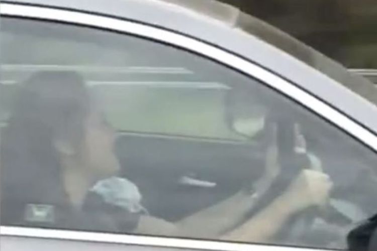 Potongan gambar di video yang memperlihatkan seorang wanita berkendara sambil melakukan panggilan video di tengah kecepatan 100 kilometer per jam.