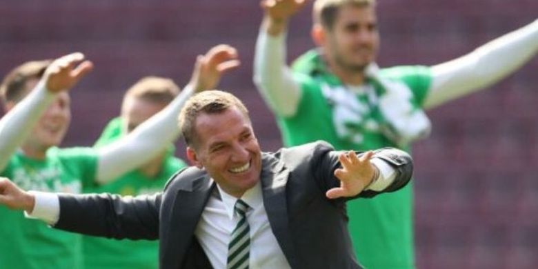 Selebrasi Manajer Brendan Rodgers seusai Celtic FC memenangi laga atas tuan rumah Hearts dengan skor 5-0 yang memastikan mereka menjuarai Liga Skotlandia 2016-2017 di Stadion Tynecastle, Edinburgh, Minggu (2/4/2017)