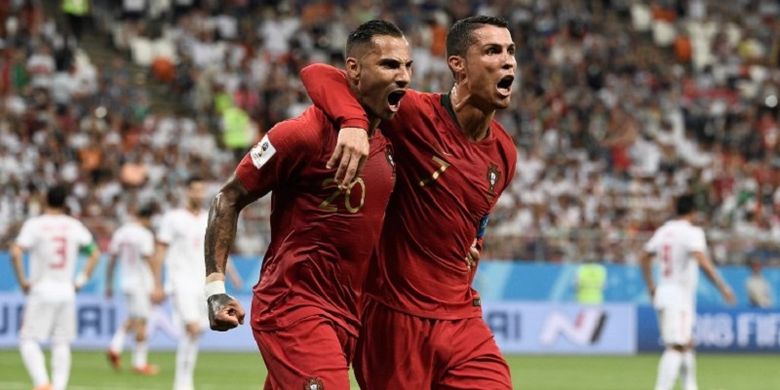 Ricardo Quaresma dan Cristiano Ronaldo merayakan gol Portugal ke gawang Iran pada pertandingan di Saransk, 25 Juni 2018. 