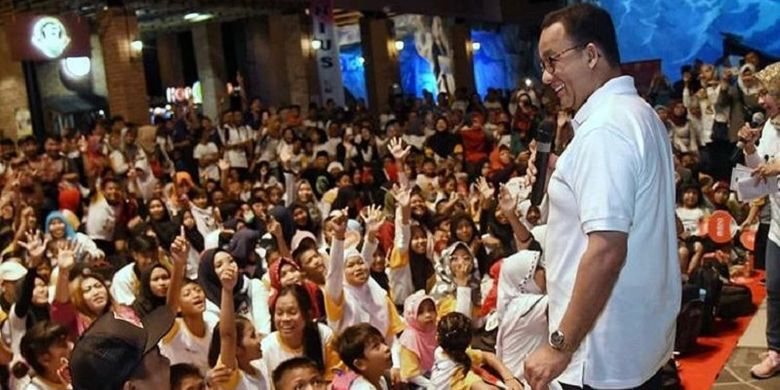 Gubernur DKI Jakarta Anies Baswedan sedang menyapa anak-anak dalam suatu acara di Jakarta.