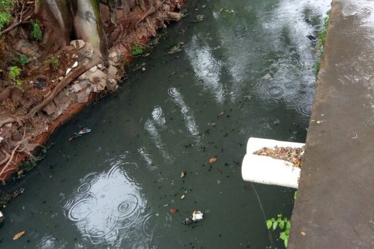 Saluran air di Jalan I Gusti Ngurah Rai, Melaka Sari, Duren Sawit, Jakarta Timur sudah dibersihkan pada Senin (24/6/2018), setelah menjadi perbincangan netizen Facebook karena kotor dan banyak sampah.
