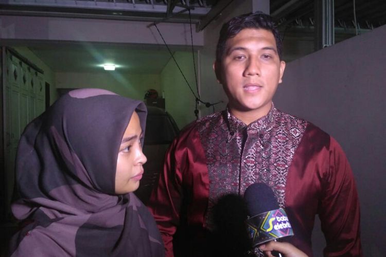 Arda NAFF didampingi istrinya Tantri KotaK saat ditemui dalam acara tahlilan para personel Seventeen di Kompleks perumahan DPR RI, Kalibata, Jakarta Selatan, Rabu (26/12/2018).