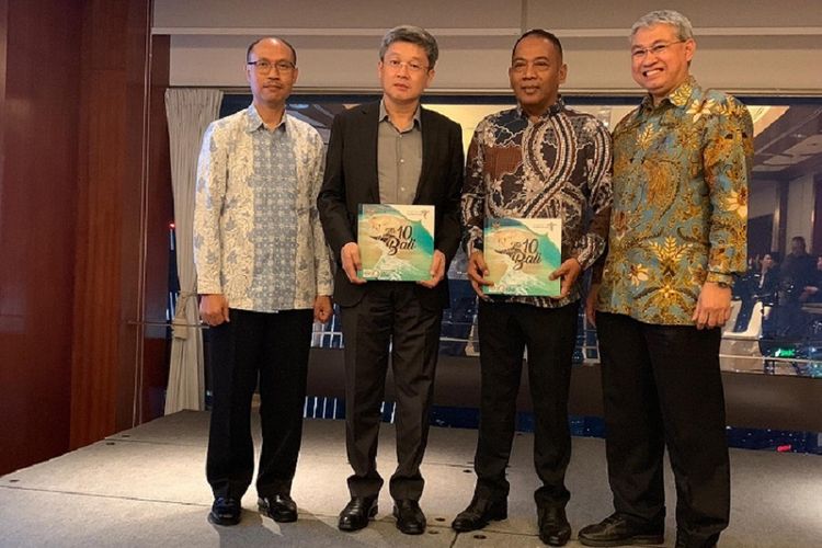 Peluncuran buku The 10 New Bali, Jumat (26/10/2018) di Hotel Fairmont, Singapura oleh Wakil Dubes Indonesia untuk Singapura, Didik Eko Pujianto (kiri).(ARSIP KBRI SINGAPURA) Artikel ini telah tayang di Kompas.com dengan judul 