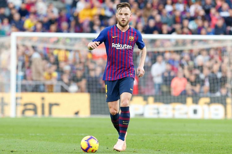 Gelandang FC Barcelona, Ivan Rakitic, beraksi pada laga Liga Spanyol kontra Real Betis di Stadion Camp Nou, Barcelona, Spanyol, 11 November 2018.