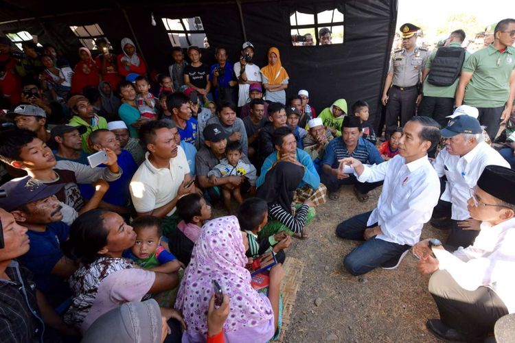 Presiden Joko Widodo (dua kanan) mengunjungi korban gempa di Desa Madayin, Kecamatan Sambelia, Selong, Lombok Timur, NTB, Senin (30/7/2018). Presiden Jokowi mengatakan pemerintah akan memberikan bantuan untuk perbaikan Rp 50 juta per rumah korban gempa yang mengalami kerusakan.