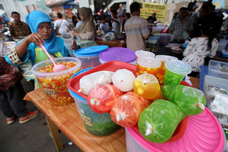 Warga berburu makanan untuk berbuka puasa di Pasar Benhil, Jakarta, Kamis (17/5/2018). Umat muslim di Indonesia hari ini mulai menjalankan ibadah puasa.