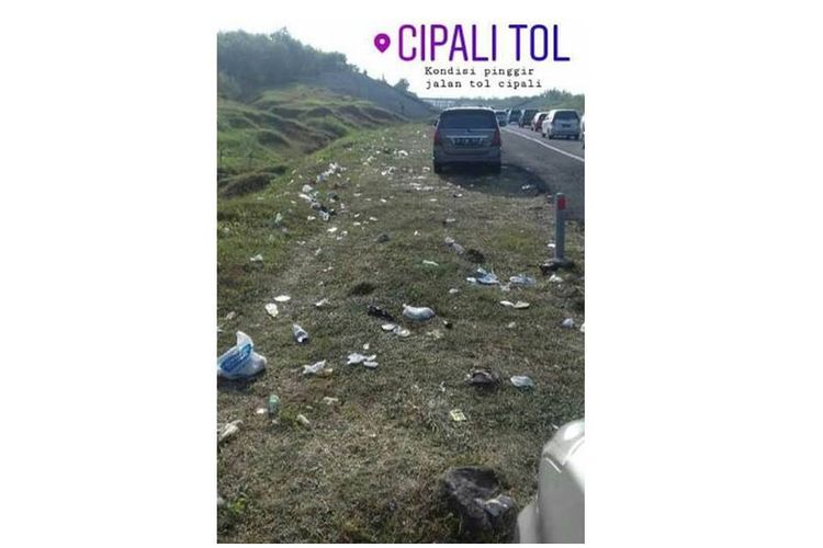 Sampah yang bertebaran di pinggir tol Cipali. Para pemudik yang beristirahat di bahu jalan, meninggalkan tebaran sampah