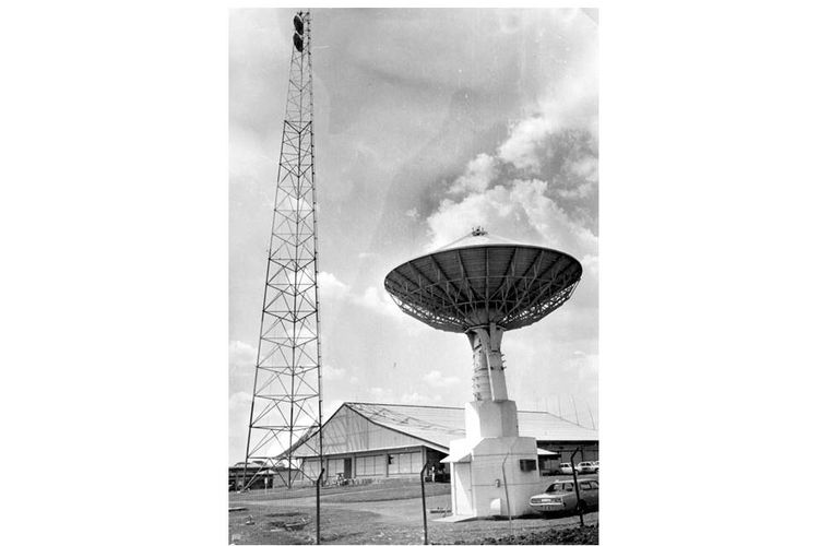 Stasiun Pengendali Utama Satelit di Cibinong (kiri). Tampak antena TTAC (Telemetri-Tracking and Command) untuk mengendalikan satelit. Gambar kanan adalah Delta 2941, roket peluncur satelit Palapa. 