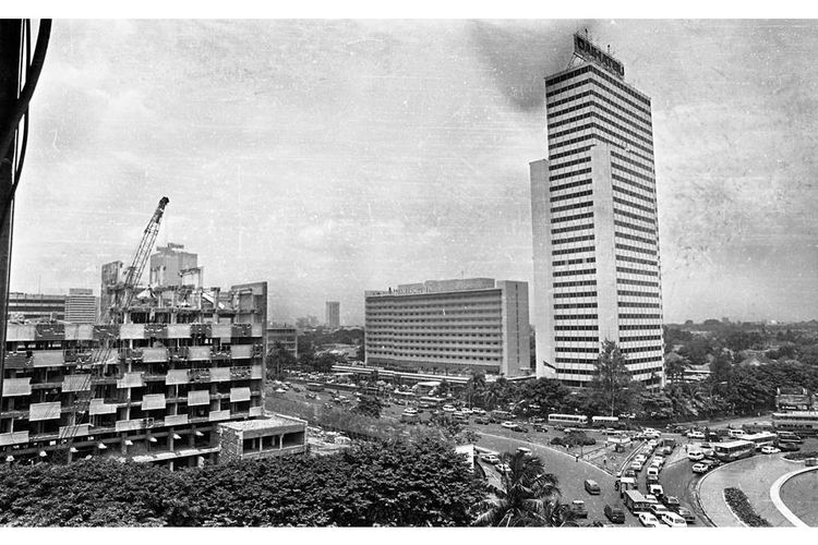 Pembongkaran gedung Wisma Warta di jalan MH Thamrin. Gedung bersejarah tempat eks Pers Centre Asian Games IV/1962 Jakarta. Kemudian dijadikan hotel dan kantor perwakilan pers asing di Jakarta. Tempat tersebut kini dijadikan hotel dan pusat perbelanjaan. 
