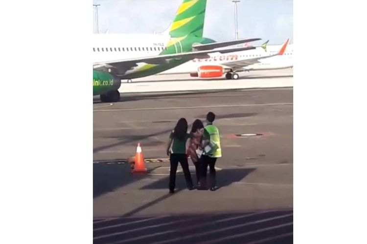 Seorang penumpang yang nekad berlari saat ketinggalan pesawat di Bandara Ngurah Rai, Bali.