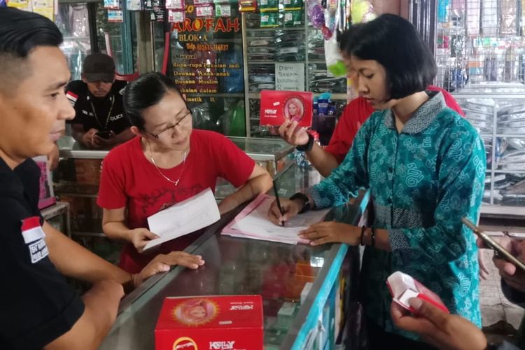 Petugas Satnarkoba Polres Karawang menggerebek penjualan kosmetik ilegal di Pasar Cikampek, Selasa (14/5/2019). 