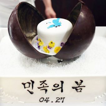 Cokelat swis, kue tart keju, dan macaroons dengan gambar peta Korea. Melambangkan perdamaian di peninsula Korea. 
