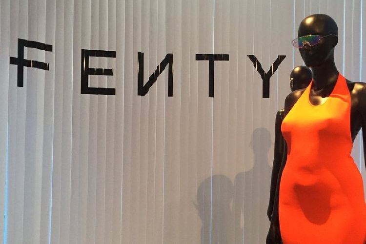 Manekin bertubuh curvy dibalur dengan rancangan terbaru Rihanna dalam label fesyennya Fenty.